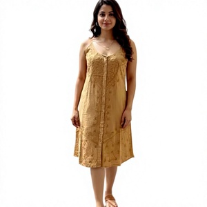 SK NOOR SONS PRESENTS Robe d'été sans manches, longueur genou, en tissu rayonne moderne, brodée de motifs floraux, style bohème vintage, naturelle et lavable - Product Image 1