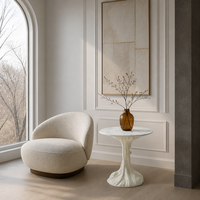 Table d'appoint moderne en marbre artificiel au design bio-phile tendance 2026, sculpturale, blanc mat, style tronc d'arbre, pour salon et chambre