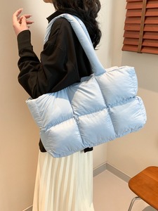 Bolso Tote Acolchado de Nailon Ligero para Mujer, Bolso de Hombro Casual Estilo Hobo con Logotipo Personalizado, Bolsos Pintados a Mano - Product Image 4