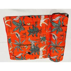 Colcha Kantha Hecha a Mano en Tela de Algodón Suave con Patrones Estampados y Patchwork Atemporal para un Dormitorio Acogedor - Product Image 4