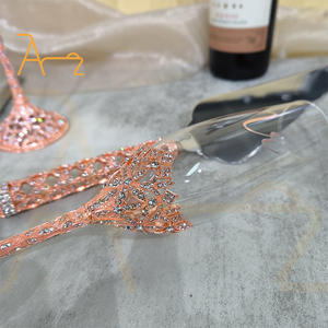Verre à champagne en diamant à bordure en or rose de luxe avec logo personnalisé Verres à vin en diamant en or rose Ensemble de couteaux à gâteau et de pelles pour mariage - Product Image 4
