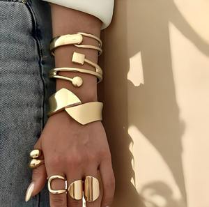 Brazaletes Chunky Abiertos Chapados en Oro de 18K PVD en Acero Inoxidable, Juego de Pulseras Martilladas con Pavé para Mujer - Product Image 1