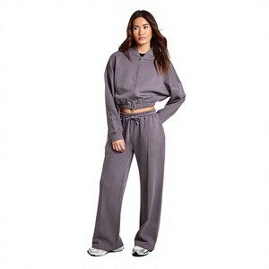 Ensemble de survêtement sportif pour femme avec logo personnalisé, coupe oversize, demi-zip, sans cordons, comprenant un sweat à capuche et un pantalon de jogging - Product Image 1