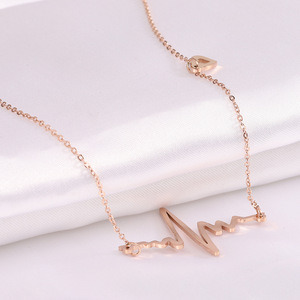 Collar con colgante en forma de corazón y cadena de clavícula de acero inoxidable dorado para mujer, joyería de moda para uso diario. - Product Image 3