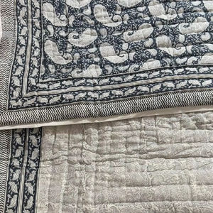 Edredón Kantha de Lujo de Tendencia, Diseño Jaipuri, Edredón con Estampado de Bloques, Edredón de Algodón con Estampado Étnico Hecho a Mano para Decoración de Hoteles - Product Image 1