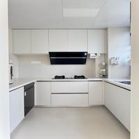Lemari Dapur Terintegrasi Lantai-Siling Permukaan Anti Gores Rak Pantry Tarik Sensor Manusia Lampu LED Perakitan Flat Pack untuk
