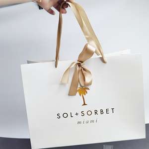 ถุงของขวัญกระดาษขาวพรีเมียม พร้อมปั๊มฟอยล์ทองและโบว์ริบบิ้นผ้าซาติน - บรรจุภัณฑ์หรูหราสำหรับร้านบูติก - Product Image 4