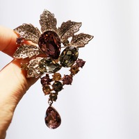 Bros Bunga Kristal Austria Berlapis Emas Vintage yang Indah, Perhiasan Daun Zirkon Multi-warna Mewah untuk Hadiah Pernikahan.