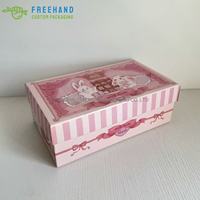 Boîte cadeau rigide épaisse et durable en rose et blanc avec couvercle et trou de ventilation pour chaussures et livres, impression personnalisée, laminage brillant
