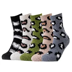 Calcetines de invierno con estampado de leopardo para mujer, medias gruesas de lana de coral, cálidas, suaves y esponjosas para dormir