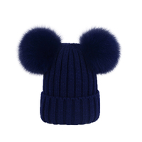 Bonnet d'hiver tricoté personnalisé en fausse fourrure avec deux boules de fourrure