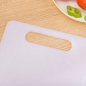 Tabla de Cortar de Plástico Resistente con Logotipo Personalizado, Tabla de Cortar Vegetales de Grado Alimenticio con Orificio para Colgar, Utensilios de Cocina Coloridos - Product Image 3