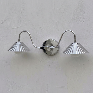 Applique murale double en laiton fait main – Chrome poli, abat-jour en verre dépoli, éclairage moderne - Product Image 1