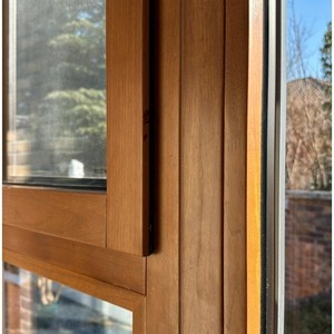 Ventana Abatible de Aluminio y Madera Compuesta, Estilo Europeo, Insonorizada, Apertura Vertical, Fabricada en Hunan - Product Image 1