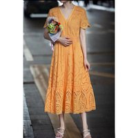 Robe midi élégante pour femme, best-seller, en tissu naturel doux, brodée d'œillets orange, avec col en V et manches volantées