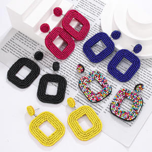 Boucles d'oreilles tissées géométriques en forme de coeur carré creux couleur boucles d'oreilles en perles de riz pour femmes Uionen 1818 - Product Image 1