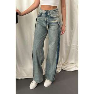 Jeans pour femmes à fente latérale effet délavé, produit en gros - Product Image 4