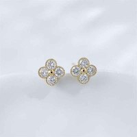 Boucles d'oreilles clous en or jaune 18 carats avec diamants de laboratoire, motif petite fleur à quatre feuilles, polyvalentes et élégantes pour le quotidien