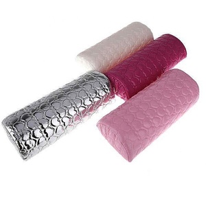<span class=keywords><strong>Media</strong></span> <span class=keywords><strong>luna</strong></span> forma de cuero artificial de almohada Venta caliente Lavable a mano brazo resto para salón de <span class=keywords><strong>uñas</strong></span> usando - Product Image 1