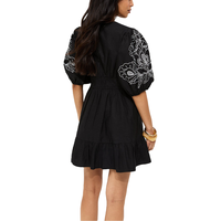Robe mini noire brodée, col en V, manches bouffantes, fabrication directe d'usine Dongguan, OEM ODM disponible sur commande.