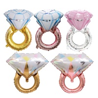 Différentes bagues en diamant, ballons en aluminium, décorations de mariage pour enterrement de vie de jeune fille