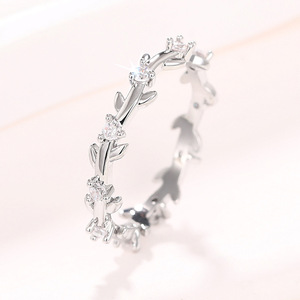 Bague Florale Délicate pour Femme, Bijou de Doigt Minimaliste, Doux et Tendance - Product Image 2