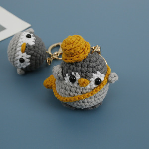 Adorable poupée pingouin miniature tissée à la main, petit pendentif en laine crochetée par <span class=keywords><strong>maman</strong></span>, porte-clés fait main - Product Image 3