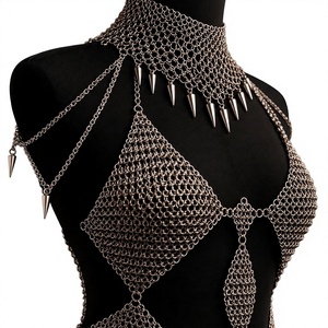 Robe en maille d'acier inoxydable plaqué argent, forme irrégulière, pièce de mode audacieuse effet armure - Product Image 4