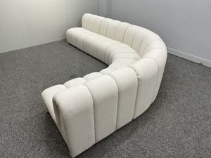 Sofá Modular Curvo Moderno Italiano Personalizado, Nuevo Diseño Extensible de Cuero con Función de Descanso para Sala de Estar, Villa o Parque - Product Image 2