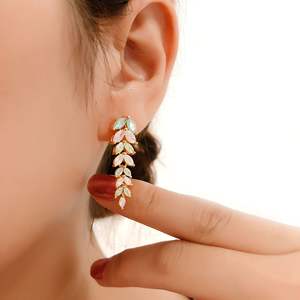 चीनी निर्माता यूरोपीय ट्रेंडी गहने थोक सोने का रंग आकर्षक फैशन सस्ती महिलाएं रंगीन जिरकॉन के साथ बालियां - Product Image 4