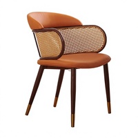 Chaise de salle à manger moderne minimaliste en osier et cuir avec structure en fer, design fauteuil à dossier haut pour la maison et la restauration