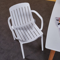 Chaise de salle à manger moderne minimaliste en plastique robuste, empilable, avec accoudoirs, pliable et portable pour la maison, les salles d'étude et les cafés