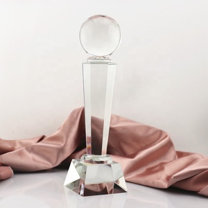 Grand trophée de football fantastique de récompenses sportives colorées par cuivre d'or et d'argent personnalisées avec boule de cristal extravagante sur le dessus - Product Image 3