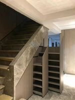 Meuble d'escalier modulaire en bois, design traditionnel personnalisé, armoire de rangement sous escalier pour appartement et salon