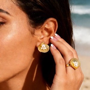 Pendientes de Acero Inoxidable con Incrustaciones de Textura de Concha y Perlas Múltiples, Estilo Oceánico, Chapados en Oro <span class=keywords><strong>Real</strong></span> de 18k, Resistentes al Agua - Product Image 1
