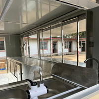 Remorque alimentaire carrée gris clair avec climatiseur, glacière sous comptoir, fenêtre coulissante, plan de travail, évier et réfrigérateur