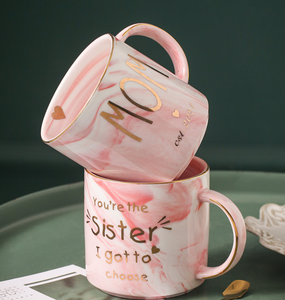 Mug en céramique rose imitation marbre en gros |   Bordure dorée de luxe |   Logo et texte personnalisés |   Mignonne tasse cadeau pour la fête des mères, idéale pour les achats en gros - Product Image 1
