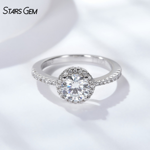 แหวนเพชรทรงกลม 1 กะรัต ประดับเพชรรอบวงแบบ Halo จาก Starsgem เพชรเพาะเลี้ยงในห้องปฏิบัติการ DEF VVS มอยส์ซาไนต์ เงินแท้ 925 สำหรับผู้หญิง สวมใส่ในโอกาสหมั้น แต่งงาน หรือเป็นแหวนแทนคำมั่นสัญญา - Product Image 5