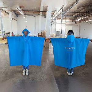 Imperméable carré pour adulte avec logo personnalisé, 100% imperméable, noir, réutilisable, poncho de pluie biodégradable en EVA avec capuche respirante - Product Image 4