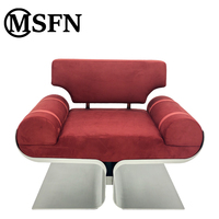 Chaise de loisirs moderne de luxe à dossier incurvé, structure en acier inoxydable, revêtement en tissu rouge bordeaux, accoudoirs cylindriques, durable, pour salle à manger