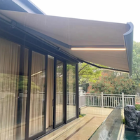 Auvent motorisé rétractable en aluminium pour protection solaire extérieure, avec cassette intégrale, imperméable et motorisé