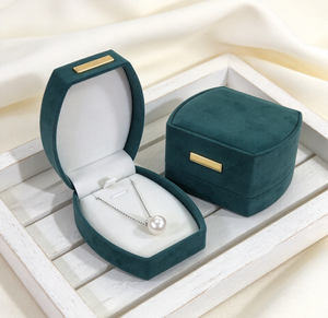 Boîte à rabat incurvée en microfibre suédée vert foncé avec plaque nominative en métal doré, fermeture magnétique haut de gamme, couvercle doublé imprimé quadricolore - Product Image 5
