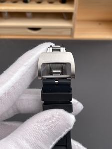 นาฬิกาข้อมือผู้ชายทรงซุปเปอร์สกินนี่ ทันสมัย สปอร์ต กันน้ำ นาฬิกาข้อมือระบบกลไกอัตโนมัติ คาร์บอนไฟเบอร์ - Product Image 3