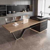 Table de salle à manger Dragon Raising avec plateau en dalle de roche inversée, intégrée à une cuisine ouverte, style luxe léger, et fonction table de bar