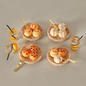 Modèle de pâtisserie simulé pour <span class=keywords><strong>maison</strong></span> de poupée miniature, ornement de <span class=keywords><strong>pain</strong></span> et de jus, panier de décoration de scène DIY avec fourchettes, accessoires miniatures - Product Image 1