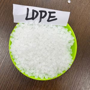 Gránulos Vírgenes de LDPE LyondellBasell 2420 2426H, Polietileno de Baja Densidad, Grado para Soplado, para Películas - Product Image 1