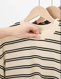 T-shirt da uomo a righe 2024 americana all'ingrosso mezza manica a tracolla 100% t-shirt estive di nuovo colore a contrasto - Product Image 3