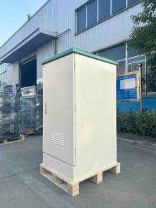 Armoire de télécommunications extérieure étanche avec système d'alimentation et racks pour batteries solaires - Product Image 2