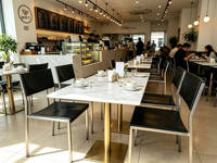 Ensemble de meubles de restaurant bistro, table effet marbre avec base carrée en métal, chaises de salle à manger empilables en cuir PU pour utilisation en café