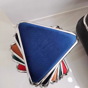 Taburete de metal portátil de diseño moderno colorido y apilable para niños y adultos en la oficina en casa o apartamento - Product Image 3